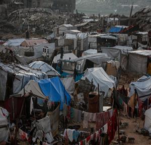 مواطنون يتخذون من مبانٍ مدمرة ملجأ لهم نتيجة الظروف الجوية الصعبة وغرق خيامهم في جباليا شمال غزة